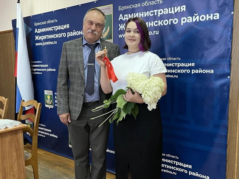 глава администрации района Игорь Тищенко вручил ключи Татьяне Сашенковой.